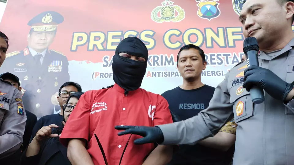 Rochmad Bagus Apriyatna alias Roy atau RBA (41), pelaku pembunuhan mahasiswi Ubaya Angeline Nathania atau AN (21) yang mayatnya dibuang dalam koper ke jurang Pacet, Mojokerto, Jawa Timur.