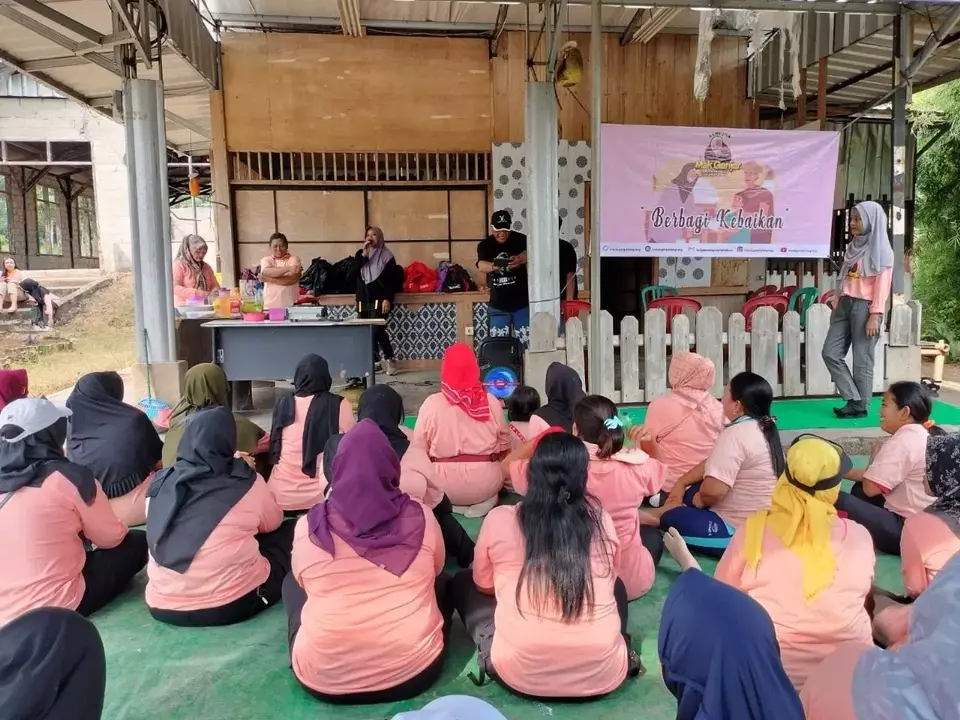 Kelas memasak yang diselenggarakan relawan Ganjar Pranowo, Mak Ganjar di Lampung Timur.