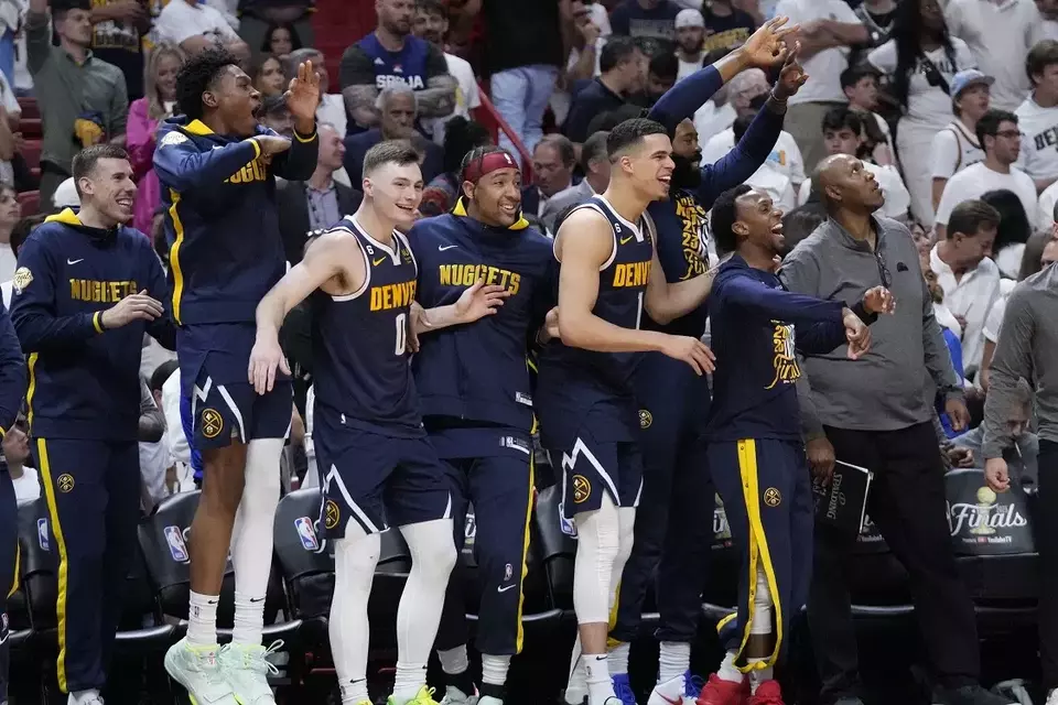 Para pemain Denver Nuggets di kursi cadangan merayakan kemenangan Game 4 Final NBA melawan Miami Heat.