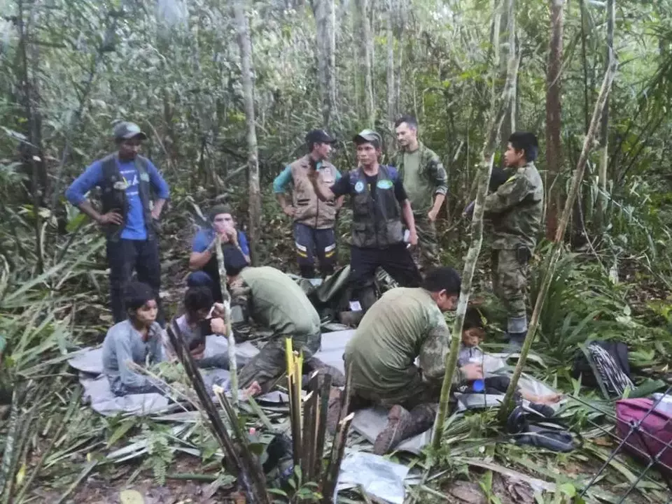 Tentara Kolombia merawat empat bersaudara yang hilang setelah pesawat jatuh di hutan Solano, negara bagian Caqueta, Kolombia.