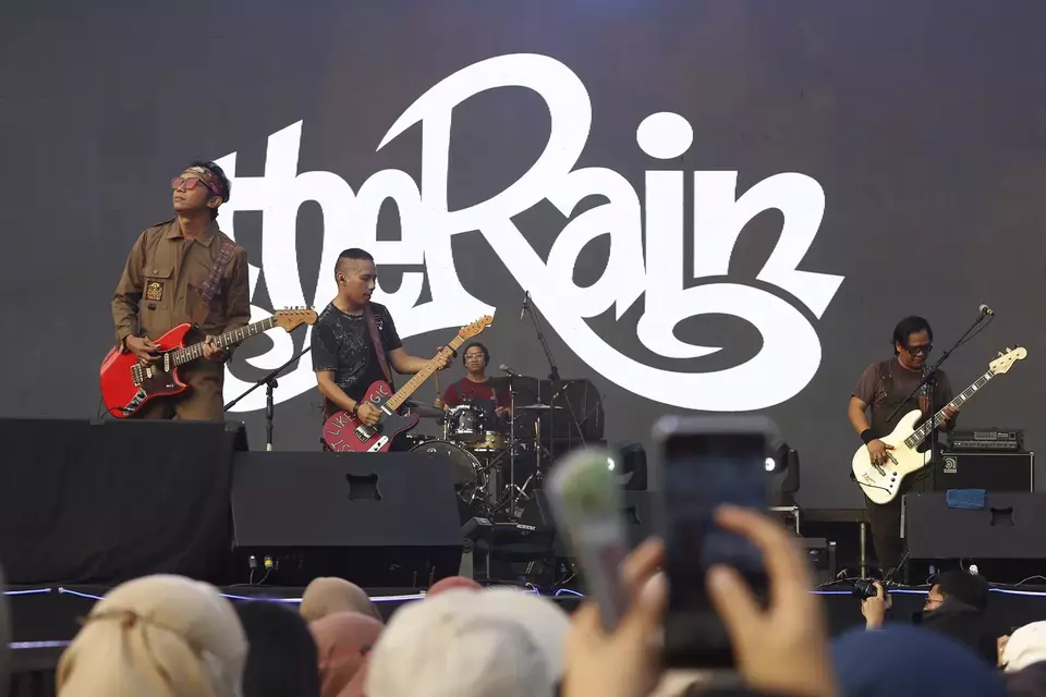 Grup Band The Rain, menjadi musisi kedua yang manggung di event Semesta Berpesta Bekasi hari pertama, Sabtu 10 Juni 2023. 
