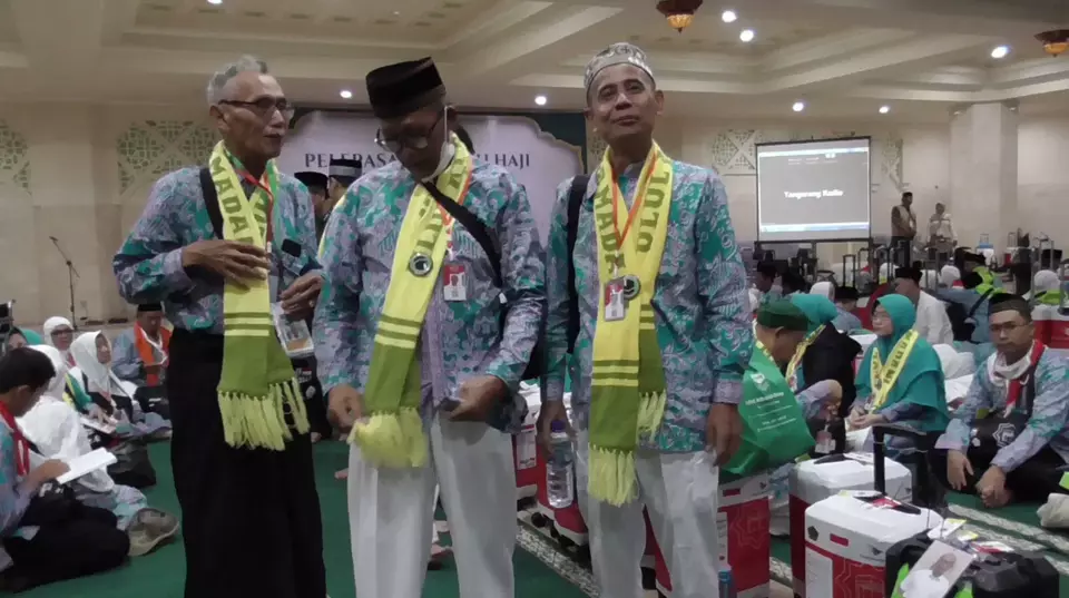Sebanyak 274 jemaah haji asal Kabupaten Tangerang, Banten diberangkatkan ke asrama Pondok Gede dari Agung Masjid Al-Amjad di Kecamatan Tigaraksa, Sabtu 10 Juni 2023.