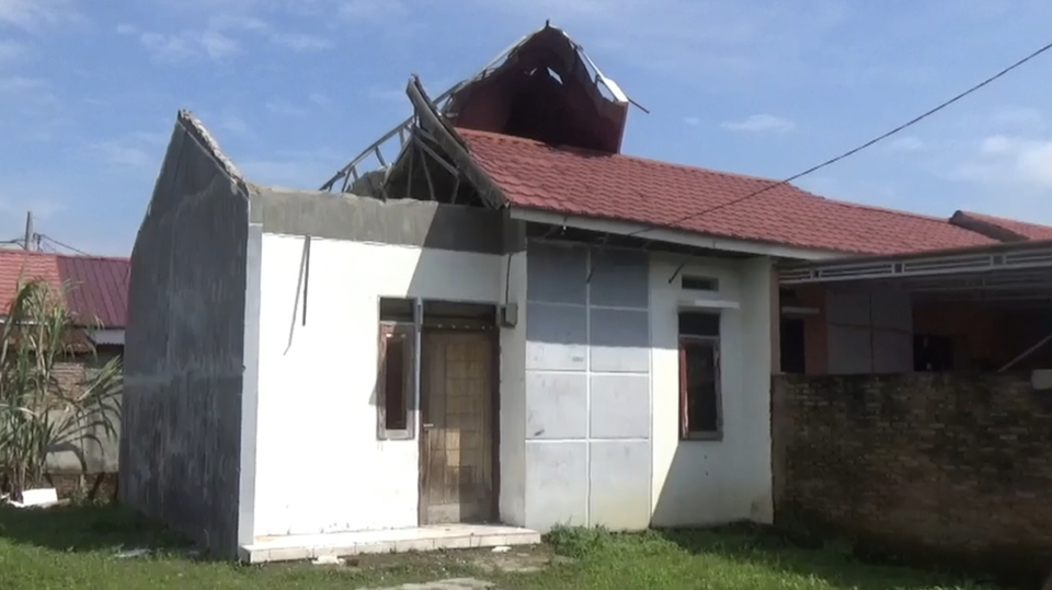 Kondisi rumah warga di jalan Pelita, Desa Medan Krio, Kecamatan Sunggal, Kabupaten Deli Serdang, Sumatera Utara, rusak parah akibat diterjang puting beliung, Sabtu 10 Juni 2023.