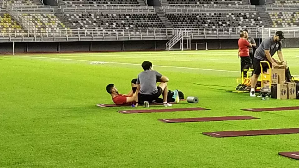 Sandy Walsh di pinggir lapangan bersama terapis untuk pemulihan.