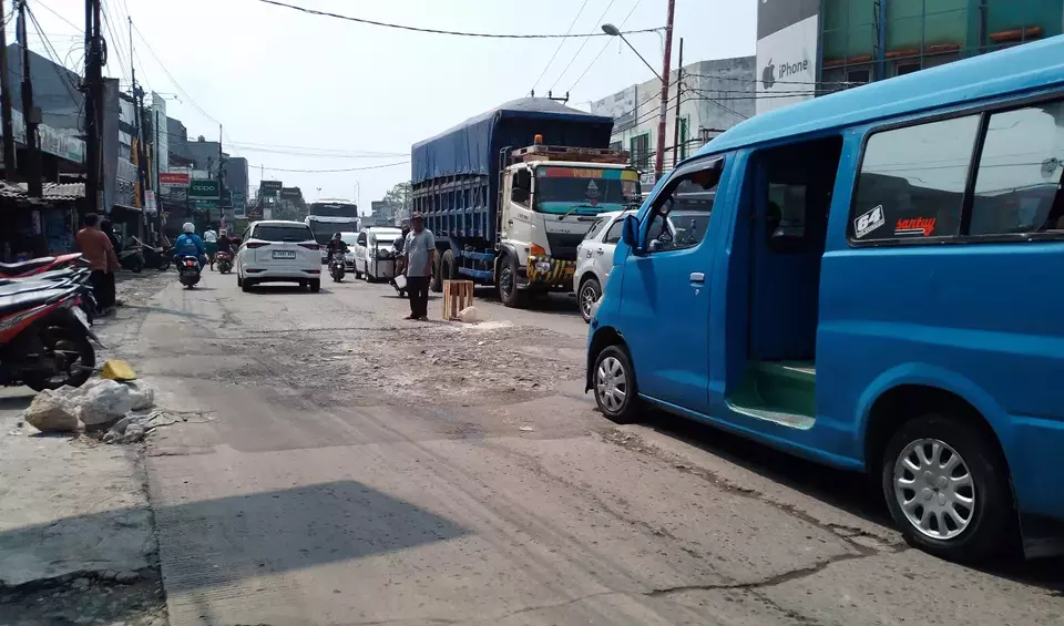Kondisi kerusakan di sepanjang ruas Jalan Raya Narogong, Kecamatan Cileungsi, Kabupaten Bogor, Sabtu 10 Juni 2023