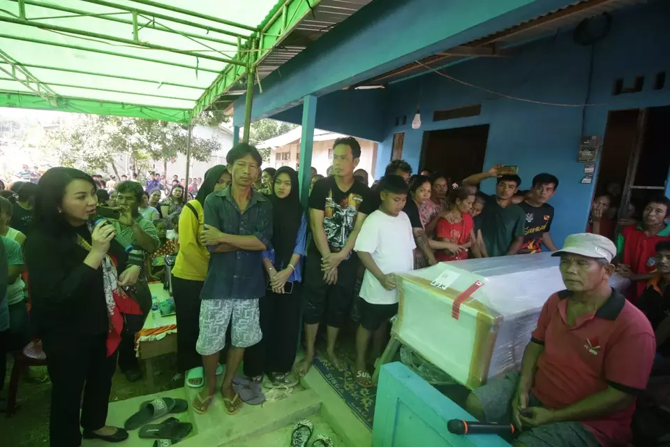 Penyerahan jenazah Dapit di rumah duka di Desa Pawis, Kecamatan Jelimpo, Kabupaten Landak, Kalimantan Barat, Sabtu, 10 Juni 2023.