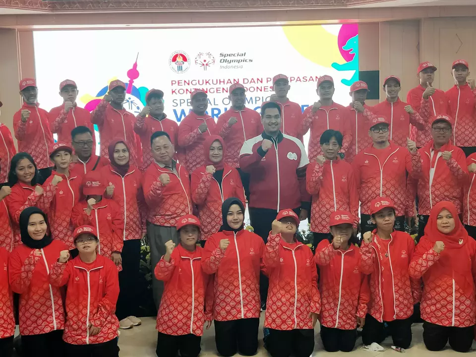 Menteri Pemuda dan Olahraga (Menpora) Dito Ariotedjo berfoto bersama kontingen Indonesia untuk Special Olympics World Summer Games (SOWSG) 2023 Berlin, Jerman. Pengukuhan dan pelepasan delegasi ini berlangsung di Wisma Kemenpora, Jakarta, Sabtu, 10 Juni 2023.
