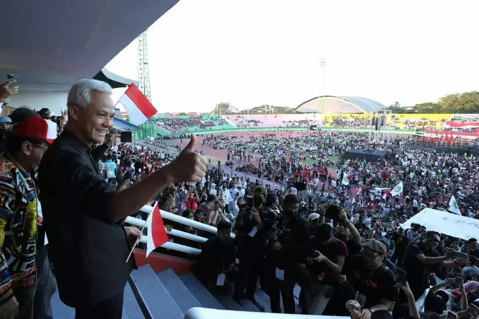 Bakal calon presiden (bacapres) 2024 dari PDIP, Ganjar Pranowo menyapa ribuan pendukungnya dari 164 organ relawan seluruh Indonesia di Stadion Gelora Delta Sidoarjo, Jawa Timur, Sabtu, 10 Juni 2023.