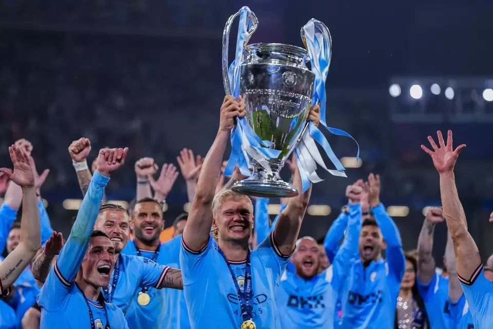 Para pemain Manchester City merayakan sukses menjuarai Liga Champions. 