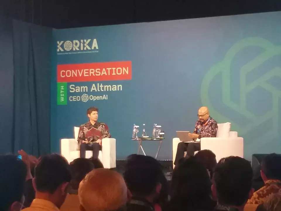 CEO OpenAI Sam Altman (kiri) mengadakan tanya jawab dengan publik di Indonesia di Hotel Indonesia Kempinski, Jakarta, Rabu (14/6/2023).