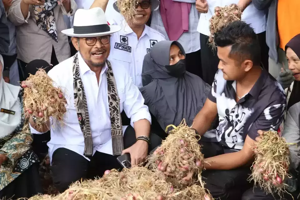 Menteri Pertanian (Mentan), Syahrul Yasin Limpo saat melihat panen bawang di Kabupaten Solok, Sumatera Barat (Sumbar), Rabu, 14 Juni 2023.