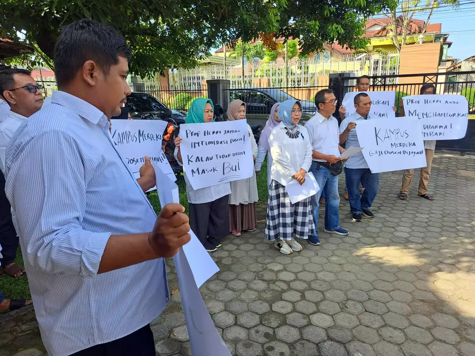 Belasan dosen Universitas Batanghari atau Unbari Jambi menggelar aksi unjuk rasa lantaran gaji mereka sejak Maret 2023 belum dibayarkan. 