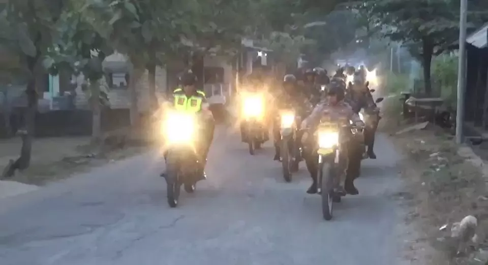 Personil gabungan TNI-Polri berjaga di Kecamatan Tanah Merah, Bangkalan, Jawa Timur, pascaterjadinya carok Massal pada Minggu (4/7/2023) lalu.