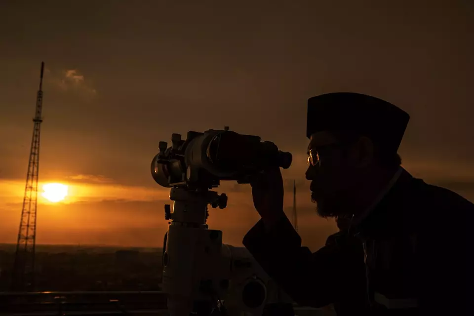 Petugas dari Kantor Wilayah Kemenag Sumatera Selatan mengamati posisi hilal menggunakan teropong saat Rukyatul Hilal di Palembang, Sumatera Selatan.