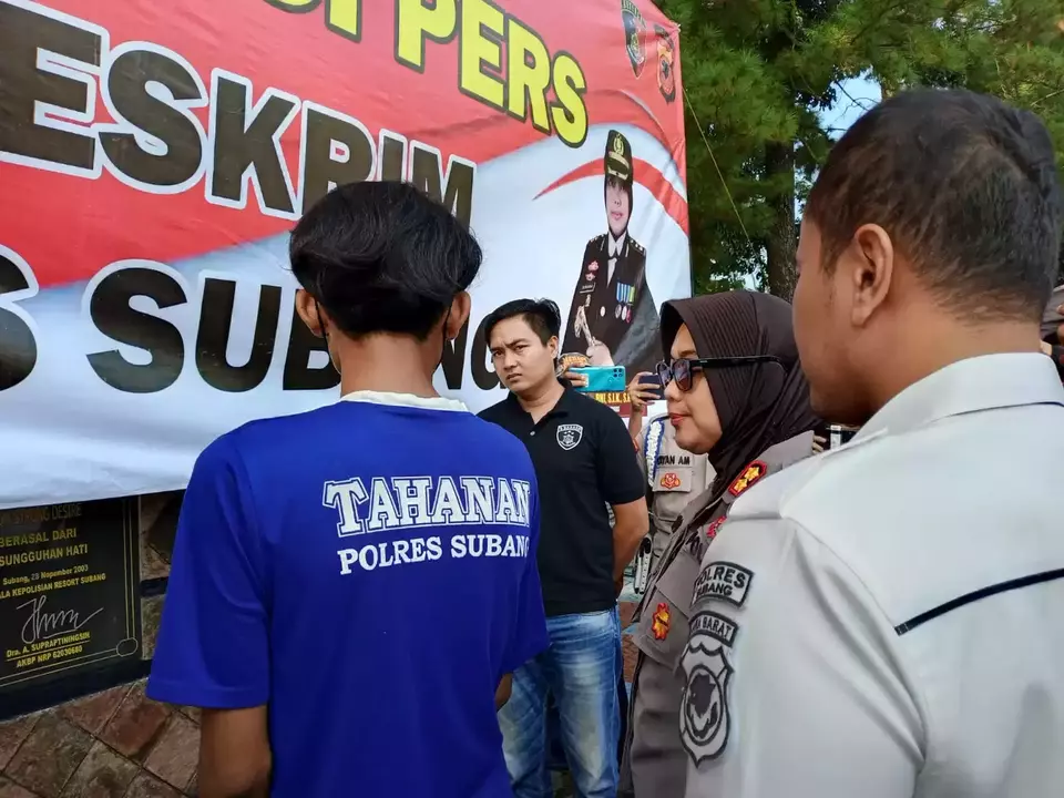 Pelaku tindakan asusila persetubuhan anak di bawah umur diamankan jajaran Satuan Reserse Kriminal (Satreskrim) Mapolres, Subang, Jawa Barat, Selasa, 20 Juni 2023.