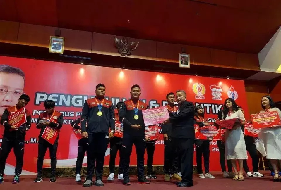 Ketua Umum PB PGSI Trimedya Pandjaitan memberikan bonus kepada peraih medali SEA Games 2023 Kamboja bersamaan dengan pengukuhan dan pelatihan pengurus PB PGSI periode 2022-2026 di Menara Bidakara, Jakarta, Senin 26 Juni 2023. 
