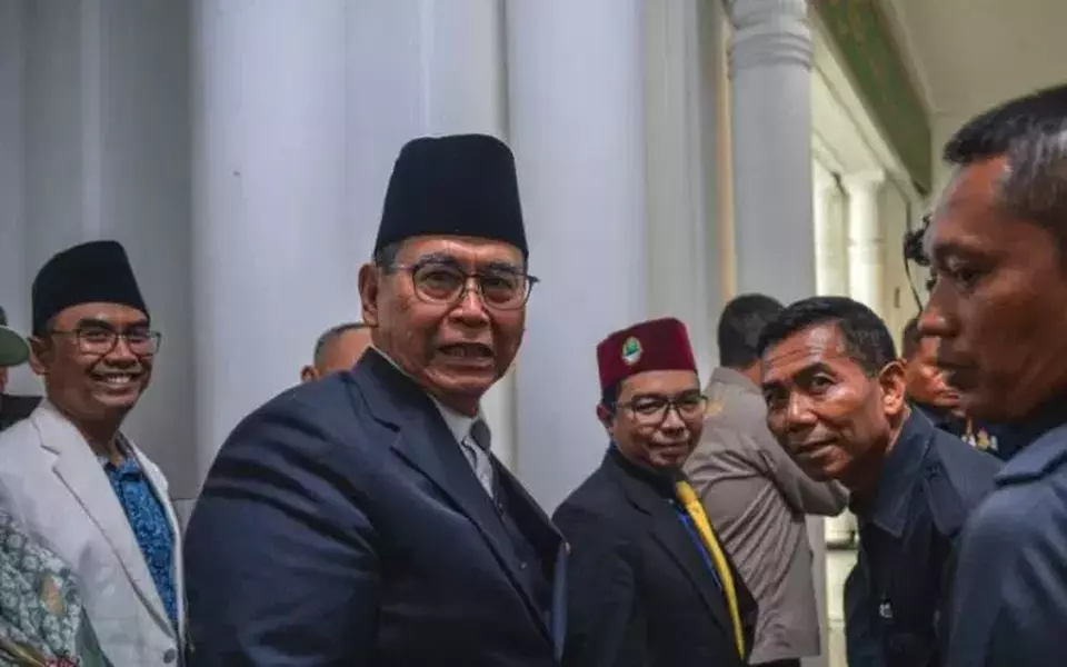 Pimpinan Pondok Pesantren Al Zaytun Panji Gumilang (kedua dari kiri).