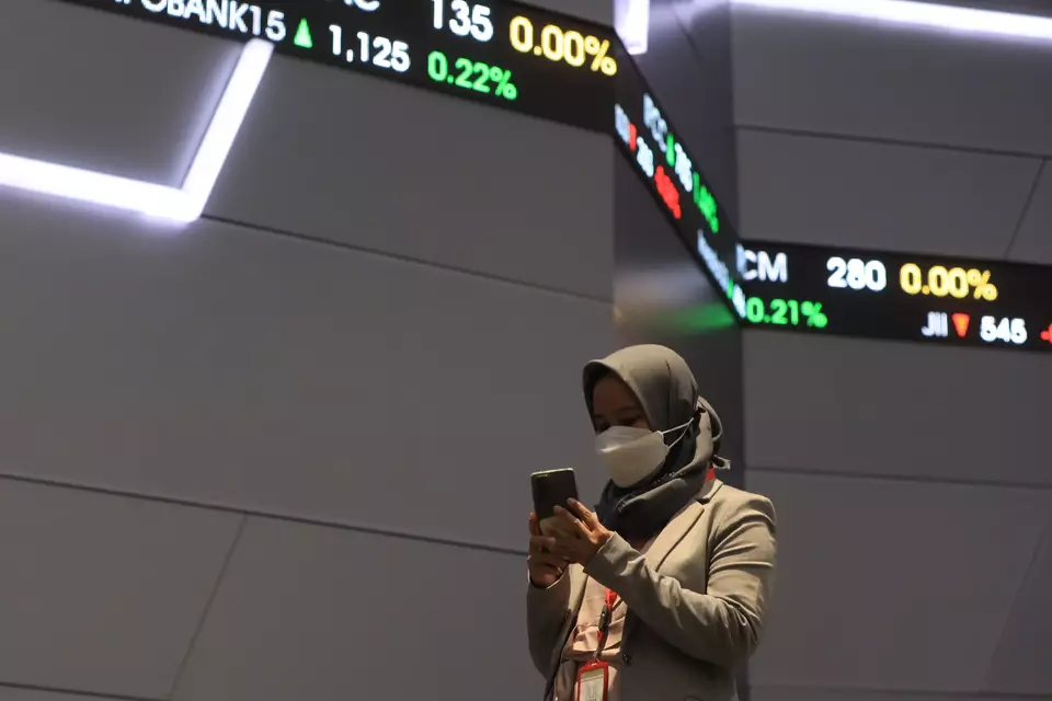 Karyawati beraktivitas di Bursa Efek Indonesia (BEI), di Jakarta.