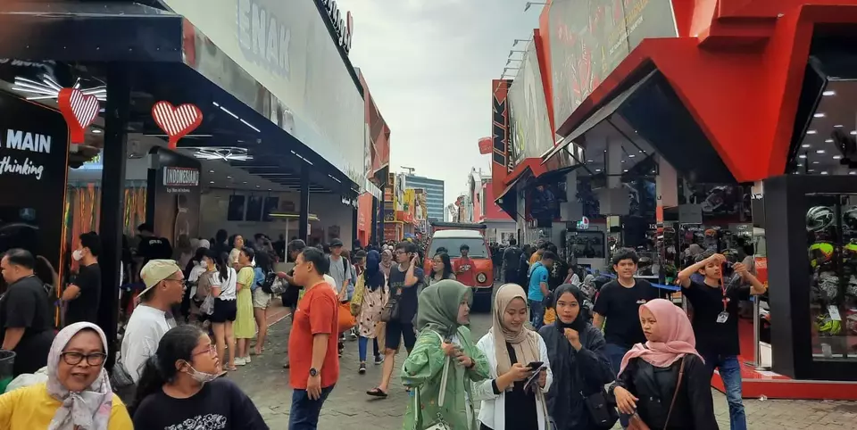Suasana Pengunjung Pekan Raya Jakarta atau Jakarta Fair di momen libur panjang Iduladha 2023, Jumat, 30 Juni 2023.