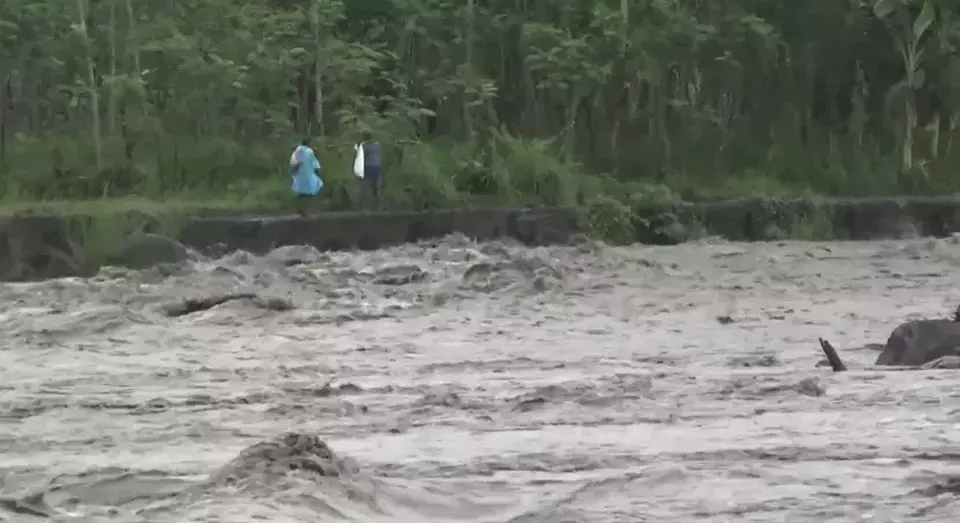 Banjir lahar di Sungai Rejali, Desa Bago, Kecamatan Pasirian, Kabupaten Lumajang, Jawa Timur. 