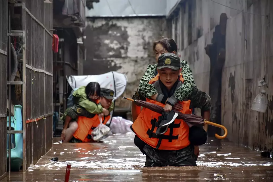 Polisi Tiongkok mengevakuasi penduduk yang terjebak banjir di Distrik Wanzhou, di Kota Chongqing, China barat daya, Selasa, 4 Juli 2023.