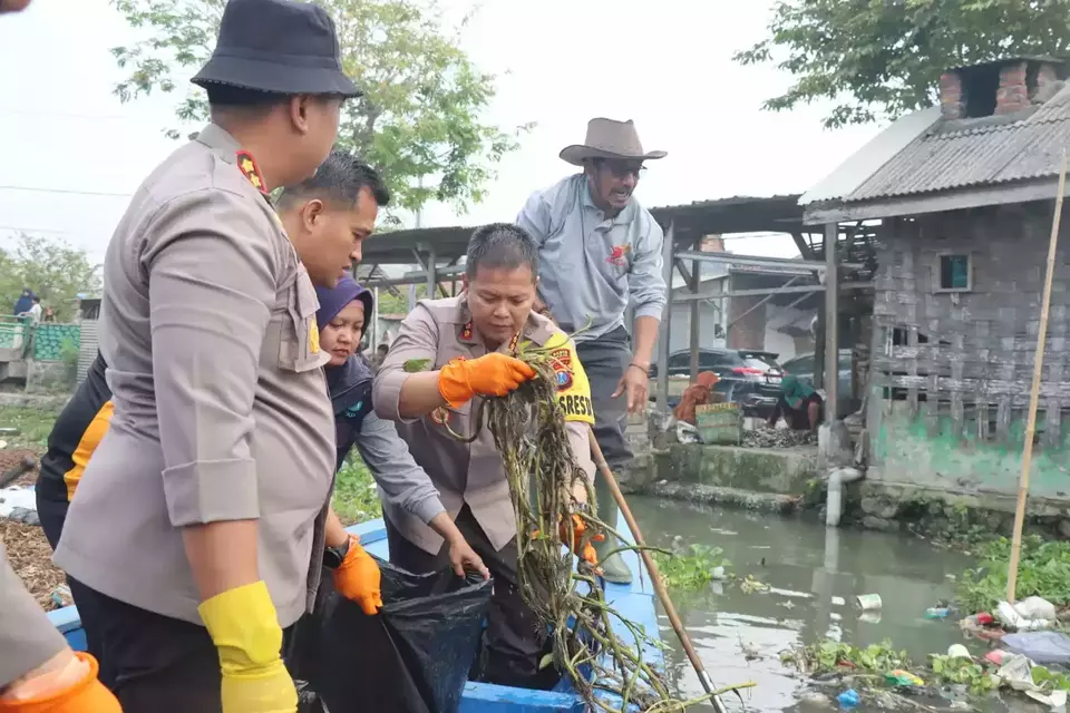 Ratusan anggota kepolisian di Sidoarjo, Jawa Timur menggelar aksi bersih-bersih sungai bersama nelayan di seluruh sungai di Sidoarjo yang bermuara ke laut, Kamis 13 Juli 2023.