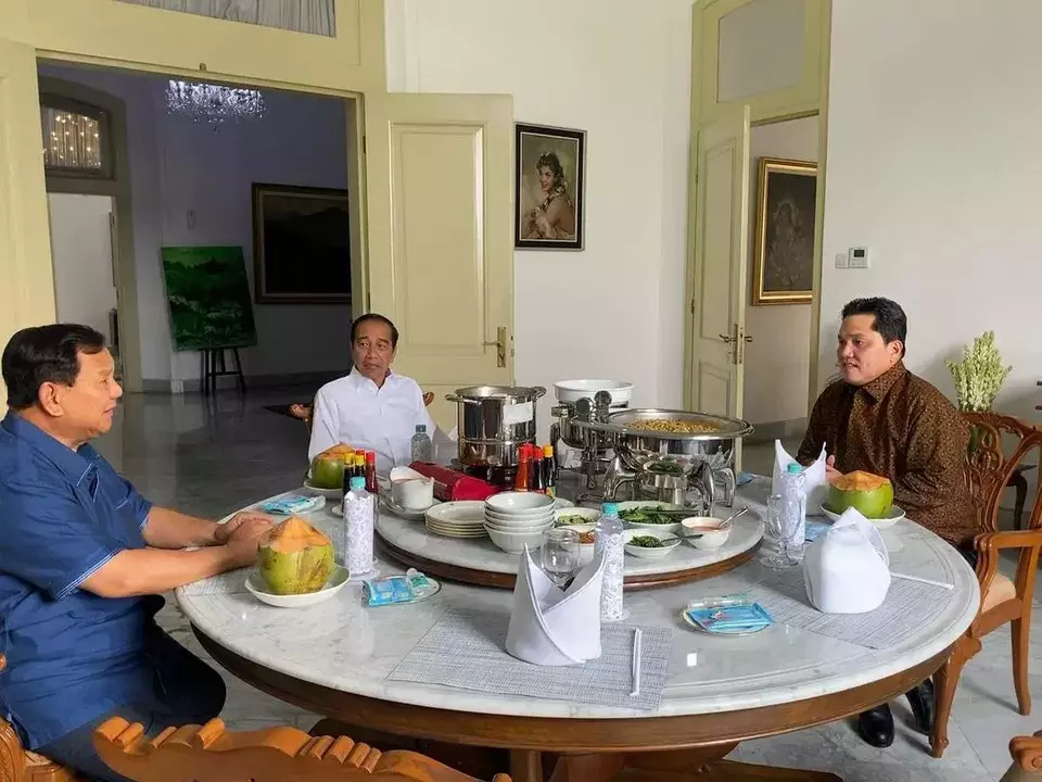 Presiden Joko Widodo atau Jokowi bertemu Menhan Prabowo Subianto dan Menteri BUMN Erick Thohir di Istana Bogor, Jawa Barat, Minggu, 16 Juli 2023. 