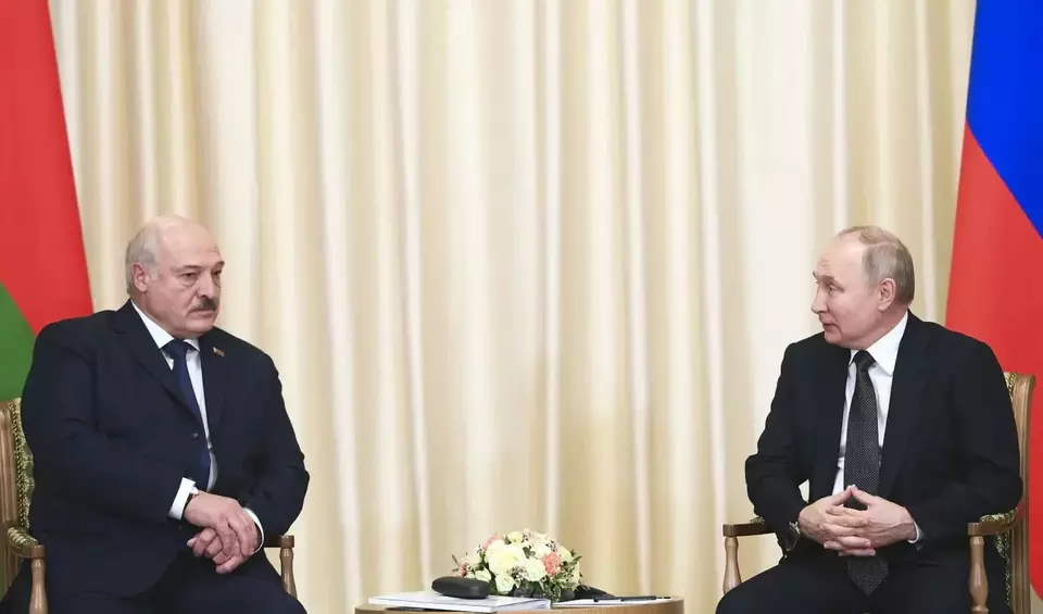 Presiden Rusia Vladimir Putin dan Presiden Belarusia, Alexander Lukashenko.