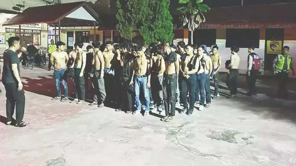 Puluhan pria diduga anggota geng motor di Asahan Sumut ditangkap.