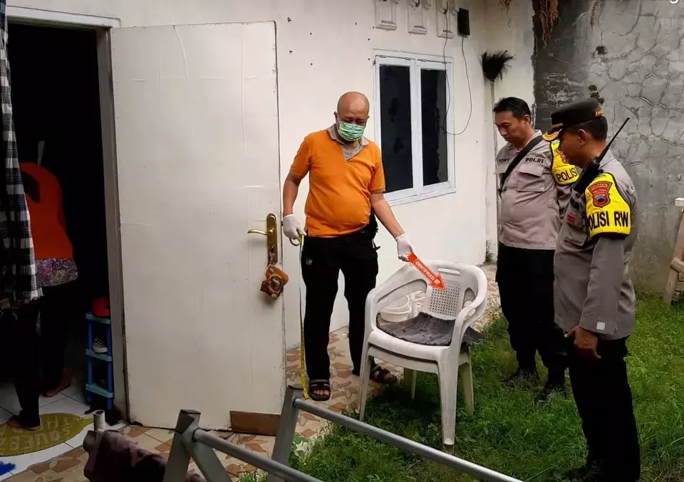 Petugas Polresta Banyumas melakukan olah TKP gantung diri di Perumahan Puri Hijau, Kelurahan Karangklesem, Kecamatan Purwokerto Selatan, Kabupaten Banyumas, Jawa Tengah, Selasa 25 Juli 2023.