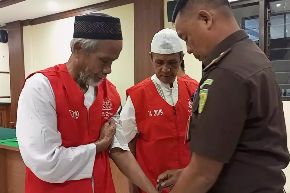 Terdakwa kasus serial killer Wowon Cs, Solihin alias Duloh (kiri) dan Wowon Erawan alias Aki (tengah) saat menjalani sidang di Pengadilan Negeri Bekasi, Selasa, 25 Juli 2023.