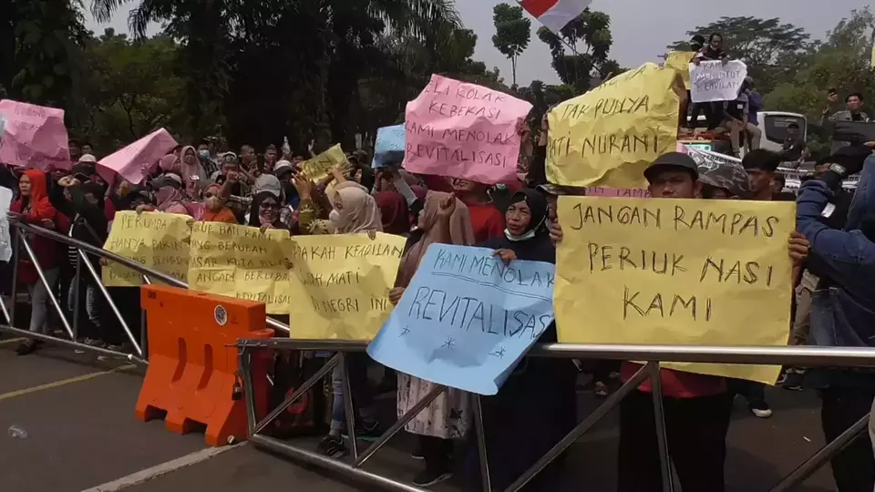 Ratusan pedagang Pasar Kota Bumi, Kabupaten Tangerang, Banten menggelar unjuk rasa menolak rencana revitalisasi di halaman kantor Bupati Tangerang, Kamis, 27 Juli 2023.