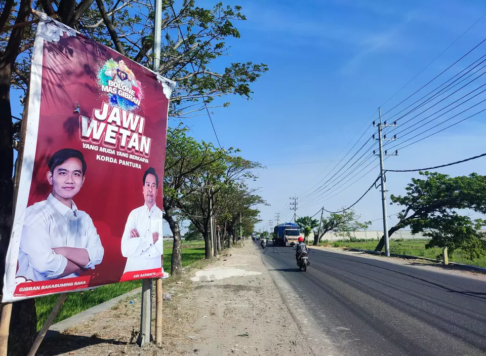 Spanduk Bergambar Gibran Rakabuming Raka Mendadak Bermunculan Di Gresik