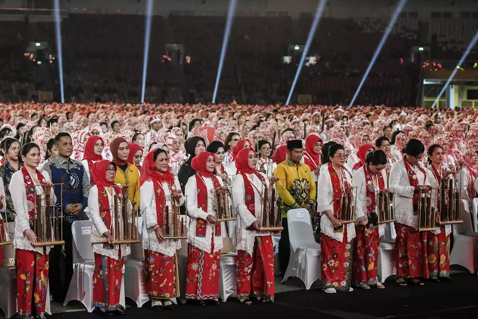 Ibu Negara Iriana Joko Widodo (depan ketiga dari kiri) dan Ibu Wury Ma’ruf Amin (keempat kiri) bersama istri menteri Kabinet Indonesia Maju memainkan angklung saat pemecahan rekor dunia pergelaran angklung di Stadion Utama Gelora Bung Karno, Jakarta, Sabtu, 5 Agustus 2023.