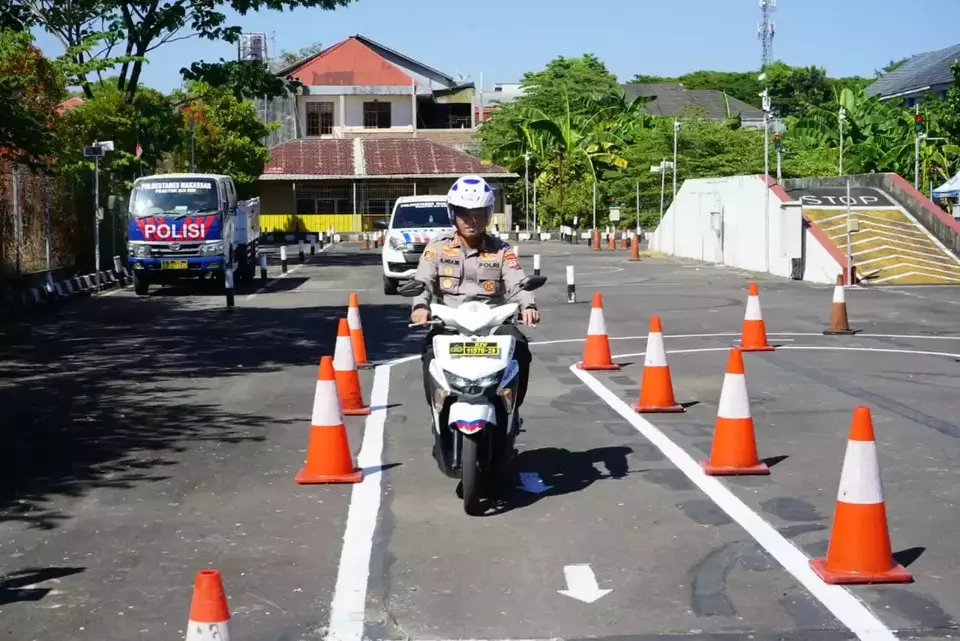 Desain baru perlintasan jalur bagi pemohon SIM C di Polrestabes Makassar, Sulawesi Selatan.
