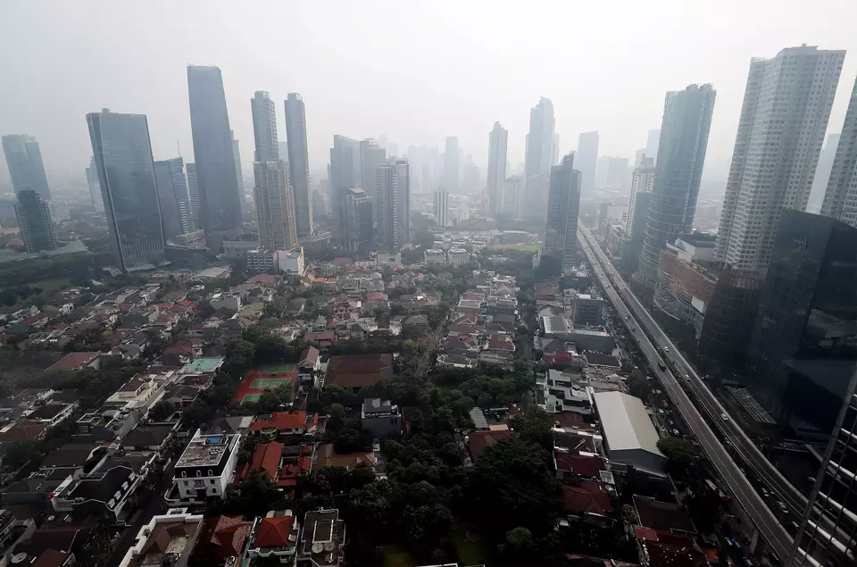 Suasana gedung bertingkat tertutup kabut polusi udara di Jakarta, Jumat 11 Agustus 2023. Kualitas udara Jakarta nomor dua terburuk di dunia pagi ini, Jumat, 11 Agustus 2023 per pukul 06.00 WIB berdasarkan pantauan situs IQAir. Indeks Kualitas Udara (AQI) Jakarta tercatat 176 poin atau masuk kategori tidak sehat dengan konsentrasi polutan utama PM2.5 sebesar 103 mikrogram per meter kubik.
