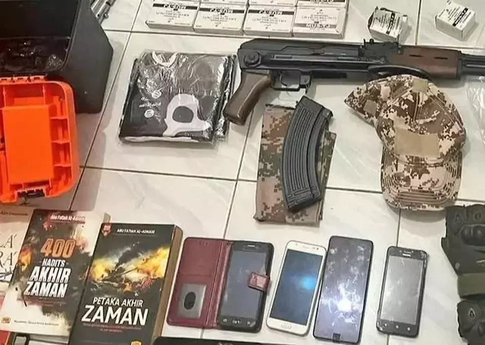 Sejumlah barang bukti di rumah terduga teroris Perumahan Pesona Anggrek Harapan, Kelurahan Harapan Jaya, Kecamatan Bekasi Utara, Kota Bekasi, Senin 14 Agustus 2023.