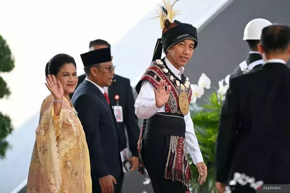 Presiden Joko Widodo (Jokowi mengenakan baju adat dari Tanimbar, Maluku (kanan) didampingi Ibu Iriana Joko Widodo melambaikan tangan saat tiba di lokasi Sidang Tahunan MPR dan Sidang Bersama DPR - DPD Tahun 2023 di Gedung Nusantara, Kompleks Parlemen, Senayan, Jakarta, Rabu, 16 Agustus 2023. )