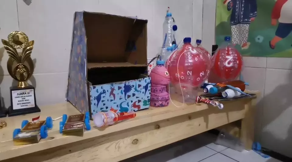 Keseruan Anak-anak Dhuafa Berlomba Membuat Mainan Dari Barang Bekas