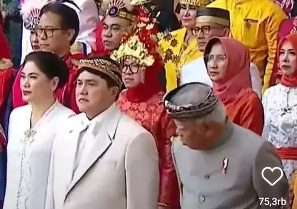 Kocak! Aksi Menteri Basuki Periksa Jas Erick Thohir Saat Upacara HUT RI ...