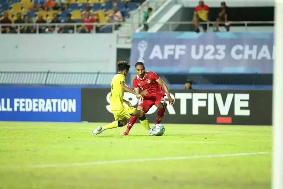 Bek Timnas U-23 Indonesia, Frengky Missa, mencoba melewati pemain Malaysia dalam partai Piala AFF U-23, Jumat, 18 Agustus 2023.