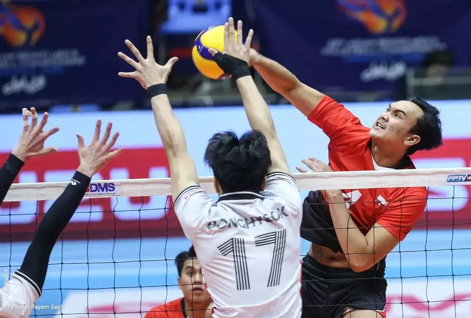 Pemain Timnas Voli Indonesia, Hendra Kurniawan, melakukan smes yang diblok pemain Korea Selatan di babak 12 besar Asian Senior Men's Championship 2023 atau Kejuaraan Voli Asia 2023 di Shahidan Alhandoust Hall, Urmia, Iran, Rabu 23 Agustus 2023.