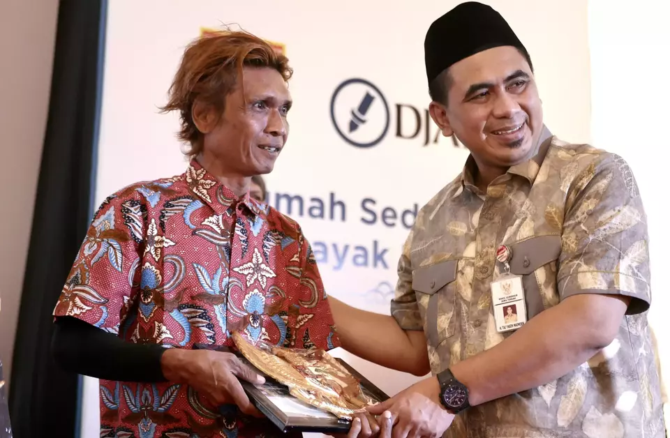 Wakil Gubernur Jawa Tengah (Jateng) Taj Yasin Maimoen bersama warga yang huniannya direnovasi oleh PT Djarum, Jumat 25 Agustus 2023.