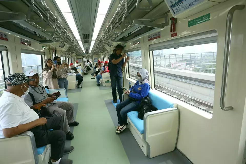 Sejumlah warga berada di dalam kereta saat mengikuti uji coba operasional terbatas kereta api ringan atau Light Rail Transit (LRT) Jabodebek, Jakarta, Minggu 27 Agustus 2023. LRT yang melayani daerah Jakarta, Bogor, Depok, dan Bekasi tersebut akan resmi beroperasi secara komersial pada Senin 28 Agustus 2023.