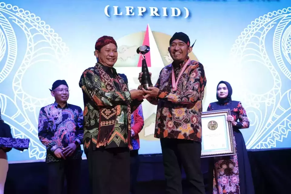 Bupati Sumenep Achmad Fauzi Wongsojudo atau biasa disapa Cak Fauzi mendapat penghargaan dari Lembaga Prestasi Indonesia Dunia (LEPRID).