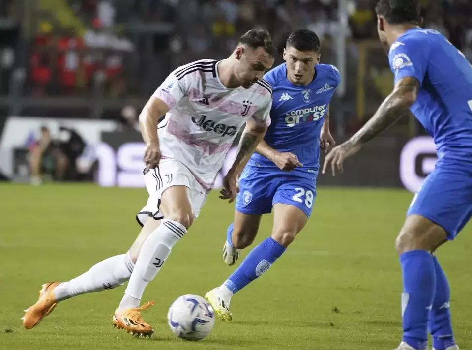 Pemain Juventus, Federico Gatti, berupaya menembus pertahanan Empoli dalam lanjutan Liga Italia, Minggu, 3 September 2023, di Stadion Carlo Castellani.