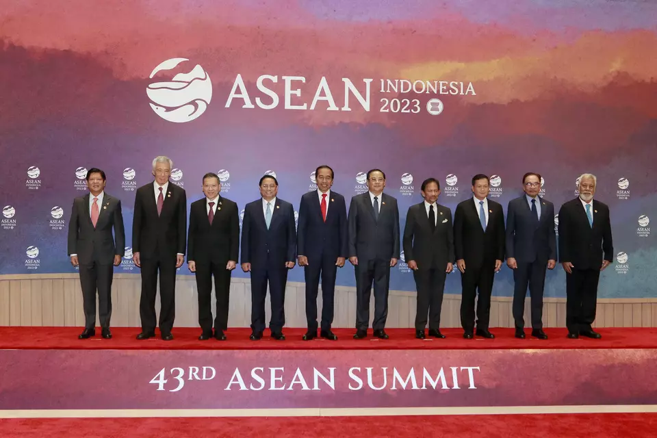 Presiden Joko Widodo (kelima kiri) berfoto bersama sejumlah kepala negara ASEAN (dari kiri), Presiden Filipina Ferdinand Marcos Jr., Perdana Menteri Singapura Lee Hsien Loong, Head of Delegation Thailand Sarun Charoensuwan, Perdana Menteri Vietnam Pham Minh Chinh, Perdana Menteri Laos Sonexay Siphandone, Sultan Brunei Darussalam Hassanal Bolkiah, Perdana Menteri Kamboja Hun Manet, Perdana Menteri Malaysia Anwar Ibrahim dan Perdana Menteri Timor Leste Xanana Gusmao, sebelum KTT ke-43 ASEAN (Plenary Session) di Jakarta, Selasa 5 September 2023.