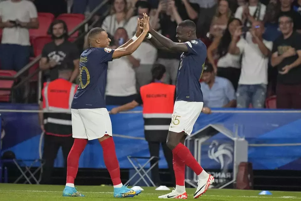 Striker timnas Prancis, Marcus Thuram (kanan), merayakan gol bersama Kylian Mbappe. 