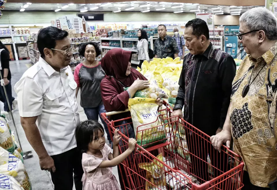 Direktur Utama Perum Bulog Budi Waseso (dua kanan), bersama Kepala Badan Pangan Nasional Arief Prasetyo Adi (kiri), dan Ketua Umum Asosiasi Pengusaha Ritel Indonesia (Aprindo) Roy Nicholas Mandey (kanan), berbincang dengan warga yang membeli beras SPHHP, saat meninjau ketersediaan beras Stabilisasi Pasokan dan Harga Pangan (SPHP) di ritel modern, Lotte Grosir Pasar Rebo, Jakarta Timur, Jumat 8 September 2023.