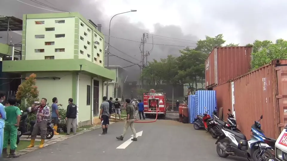 Kebakaran besar yang melanda kompleks gudang induk di RSKD Balikpapan, Kalimantan Timur, diduga disebabkan akibat keteledoran karyawan, Sabtu, 9 September 2023.